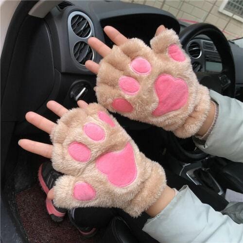 Person trägt kuschelige Unisex Bärenpfoten-Handschuhe, perfekt als warmes Winter-Accessoire für draußen.