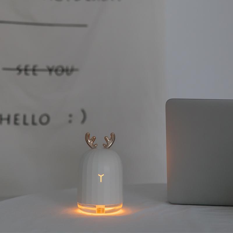 Kleiner Aroma Diffusor mit Farbwechsellicht, USB betrieben, für ätherische Öle und Wohlbefinden.