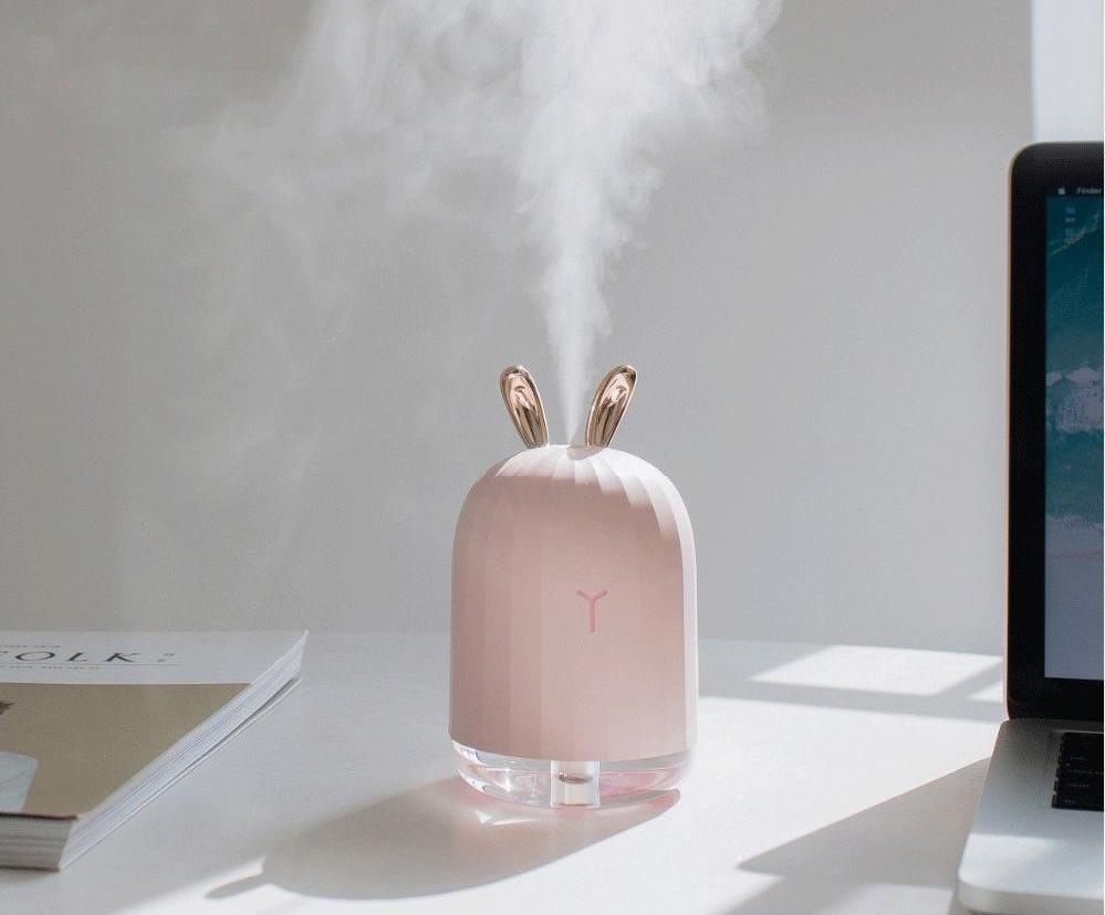 Stilvoller 220ml Aroma Diffusor mit leisem Betrieb und wechselndem Stimmungslicht für Entspannung.