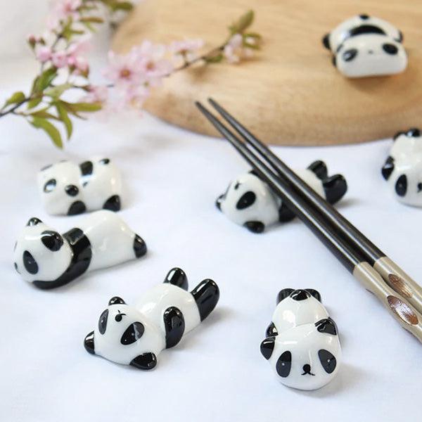 Tischdekoration: Niedlicher Keramik Panda Essstäbchenhalter, bringt Freude an den Tisch.