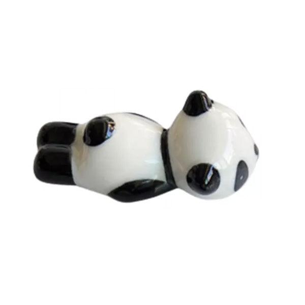 Nahaufnahme des glänzenden, handbemalten Keramik Panda Essstäbchenhalters, tierisch süß.