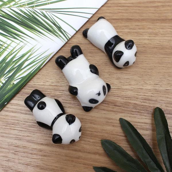 Detailaufnahme: Handbemalter Keramik Panda als praktischer Essstäbchenhalter & Pinselständer.