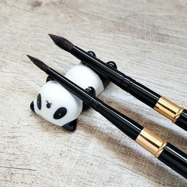 Niedlicher Keramik Panda, hält Essstäbchen oder Pinsel – ein charmantes Wohnaccessoire.
