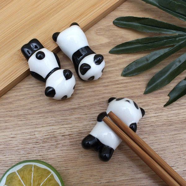 Spülmaschinenfester Keramik Panda als Essstäbchenhalter, praktischer und süßer Küchendekor.