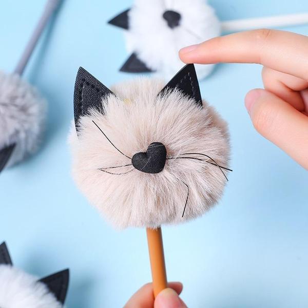 Verspielter Katzenstift mit flauschigem Pom Pom, ein süßes Geschenk für Schüler & Katzenliebhaber.