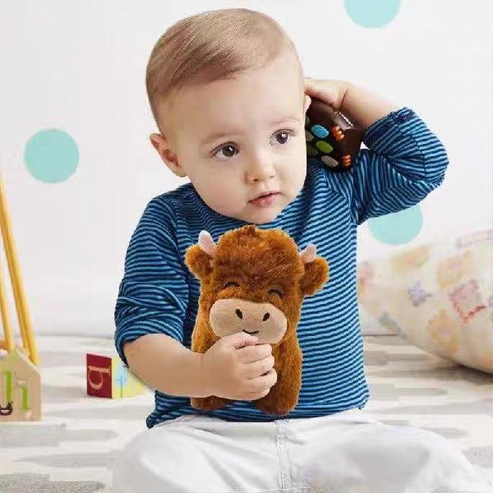 Braunes, flauschiges Highland Kuh Plüschtier, weich zum Anfassen. Toll als Deko oder Spielzeug für Kinder.