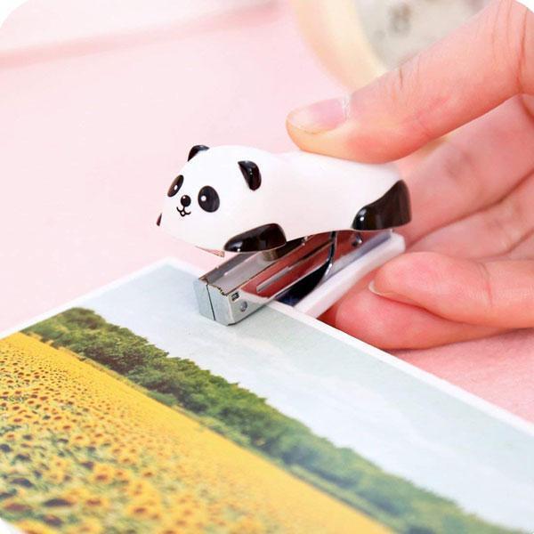 Detailansicht des niedlichen Panda Heftgeräts, perfektes Schreibwaren-Geschenk für Kinder & Tierliebhaber.