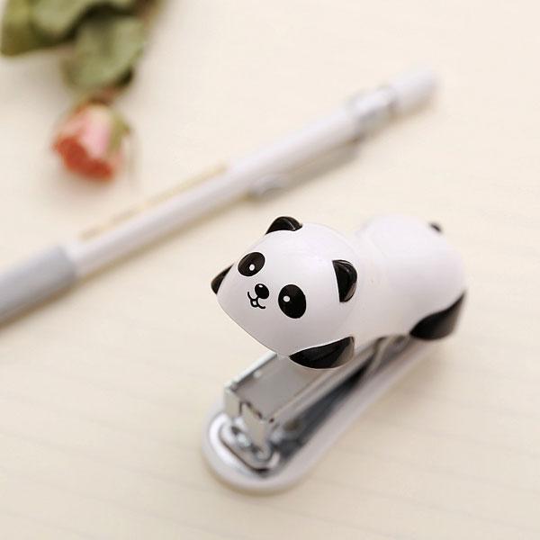 Tierisches Panda Mini-Heftgerät, ideal für Schule, Zuhause & Büro. Ein praktischer und süßer Bürobedarf.