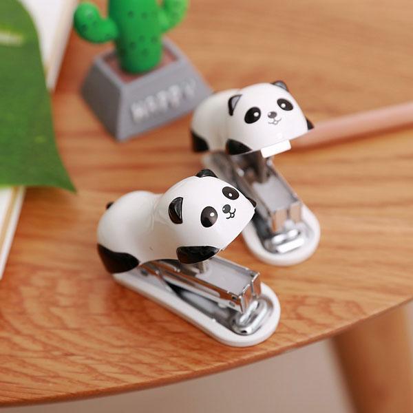 Lustiges Panda Heftgerät mit Tiermotiv, klein und handlich. Perfekt als Schul- oder Bürobedarf für Kinder.