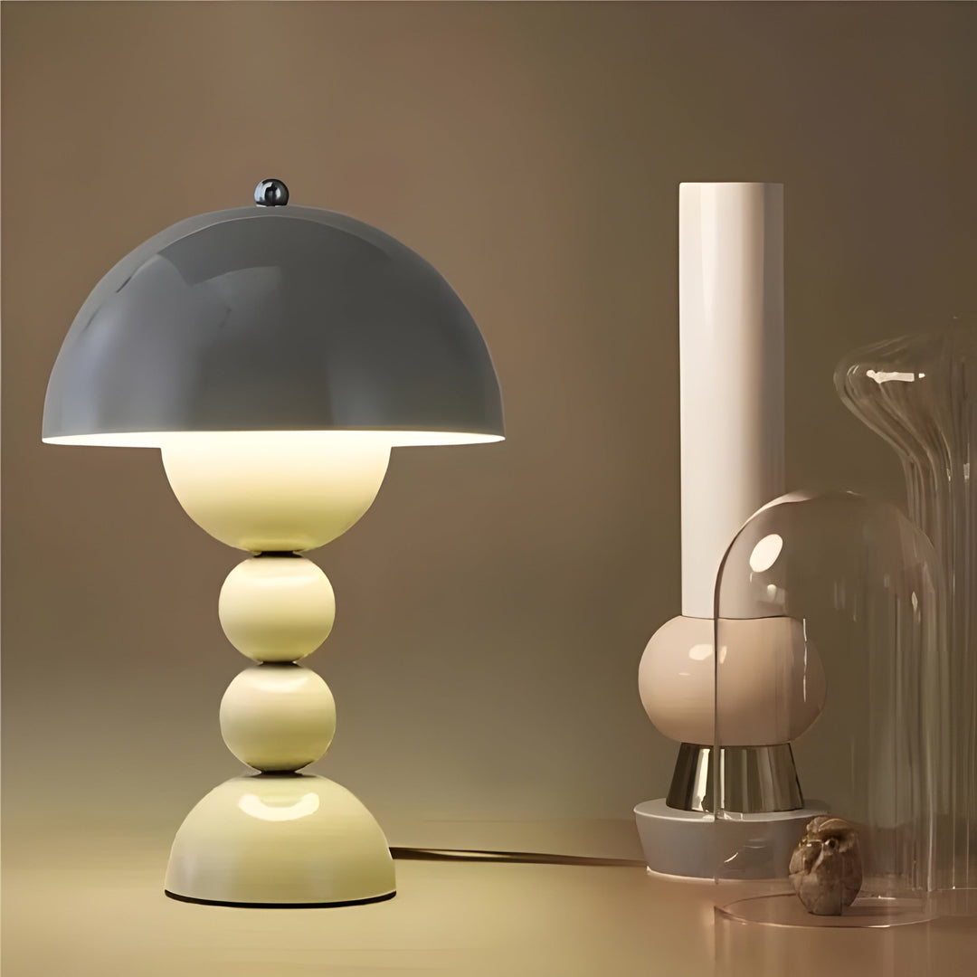 Skandinavische dimmbare LED Tischlampe für stilvolle Innenbeleuchtung im modernen Wohnzimmer.