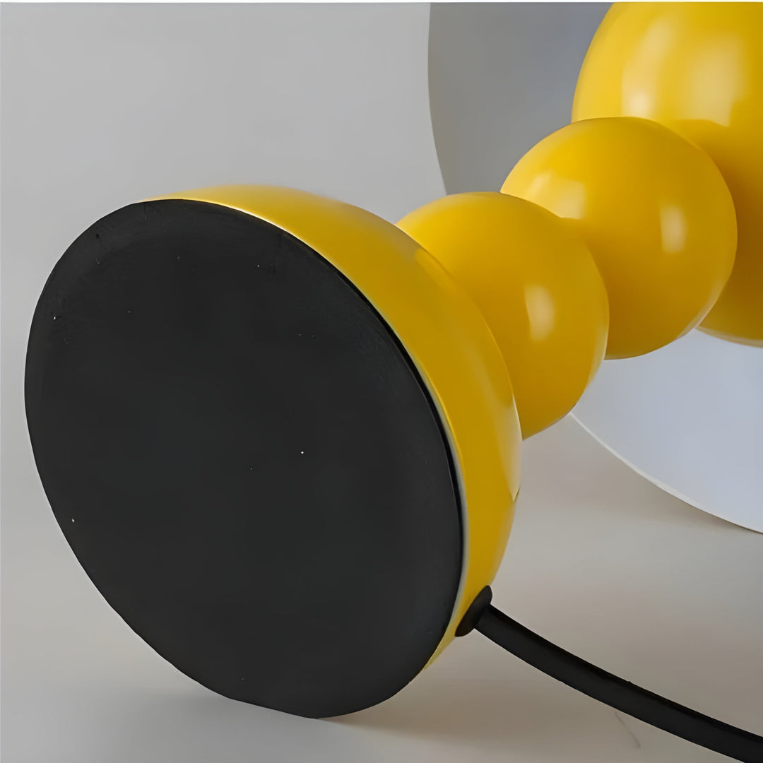 Skandinavische Nachttischlampe, dimmbar, sorgt für angenehme Atmosphäre beim Lesen.