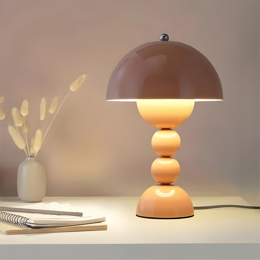 Dimmbare Tischlampe im skandinavischen Stil, vielseitig für jeden Raum geeignet.