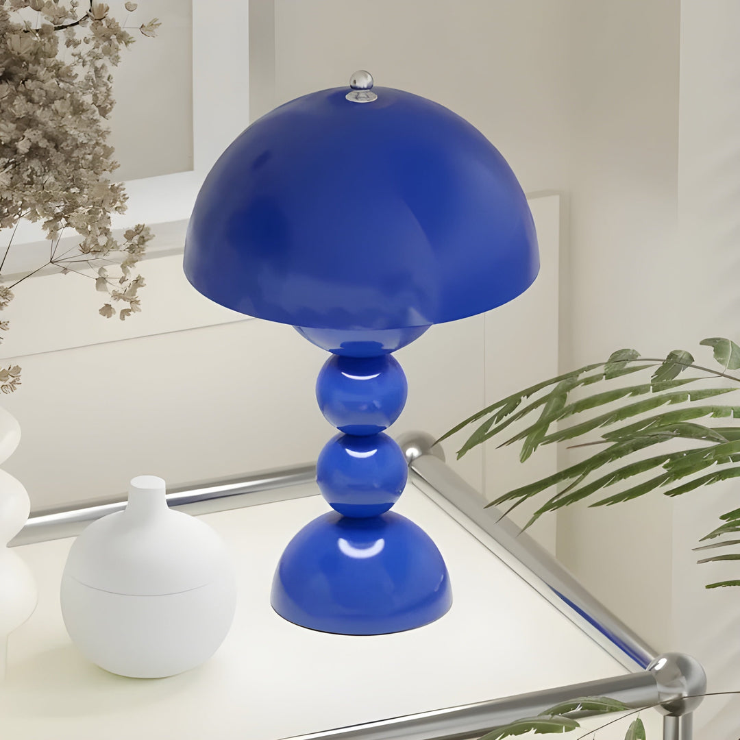 Dimmbare skandinavische Tischlampe, ideal für stilbewusste Raumgestaltung.