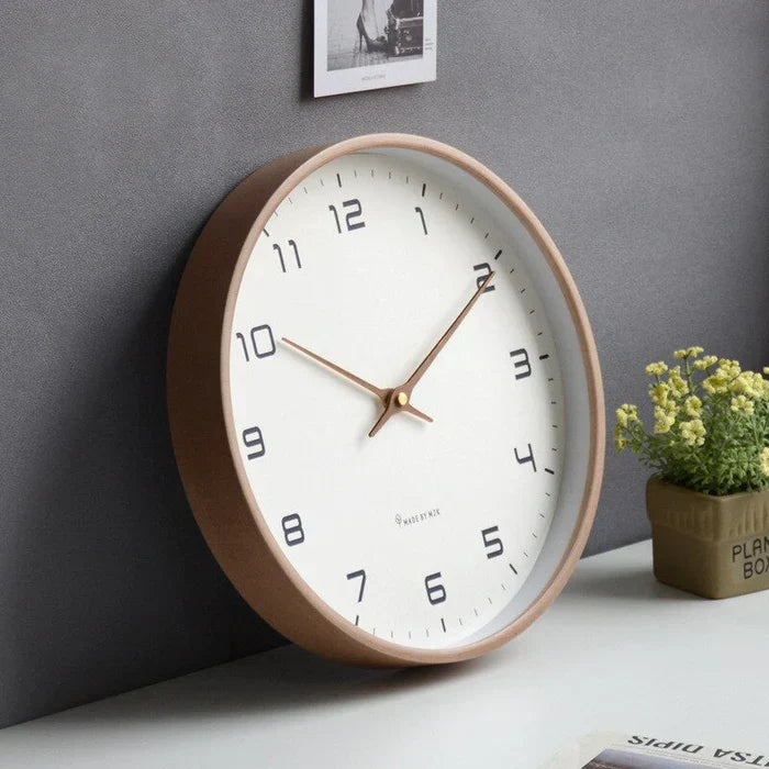 Moderne Design-Wanduhr im minimalistischen Nordic-Stil. Perfekt für stilvolle Wohnzimmer und Büros.