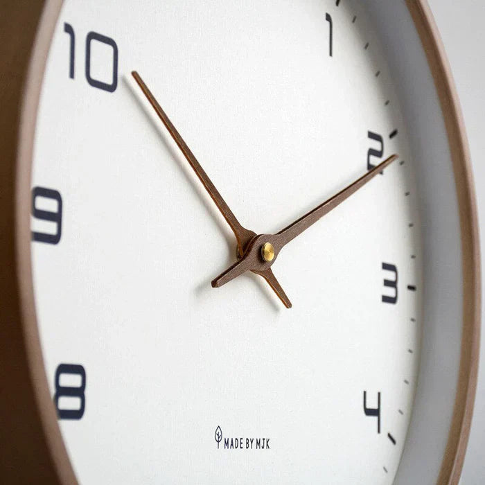 Stilvolle NordicTimber Wanduhr, eine moderne Deko-Idee und elegantes Geschenk für jedes Zuhause.