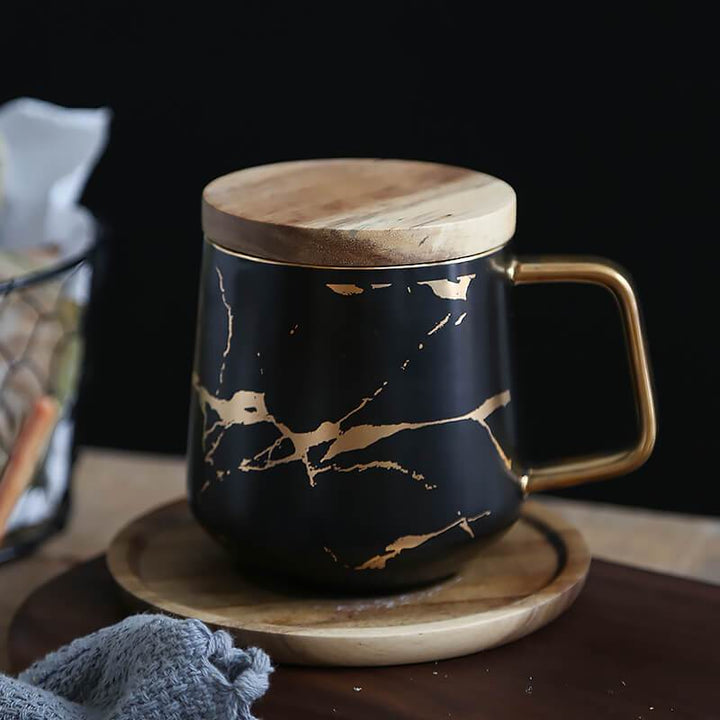 Detailaufnahme einer einzigartigen Kintsugi Tasse. Goldene Reparatur-Linien auf schlichter, nordischer Keramik.