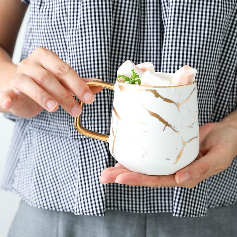 Elegante Kintsugi Kaffeebecher in Schwarz/Weiß, nordisches Design, als stilvolles Geschirr für Zuhause.