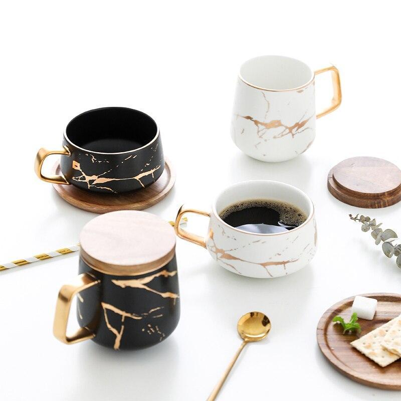 Hochwertige Kintsugi Tasse, handgefertigtes Keramik-Geschirr, schwarz-weiß, mit eleganten Gold-Reparaturen.