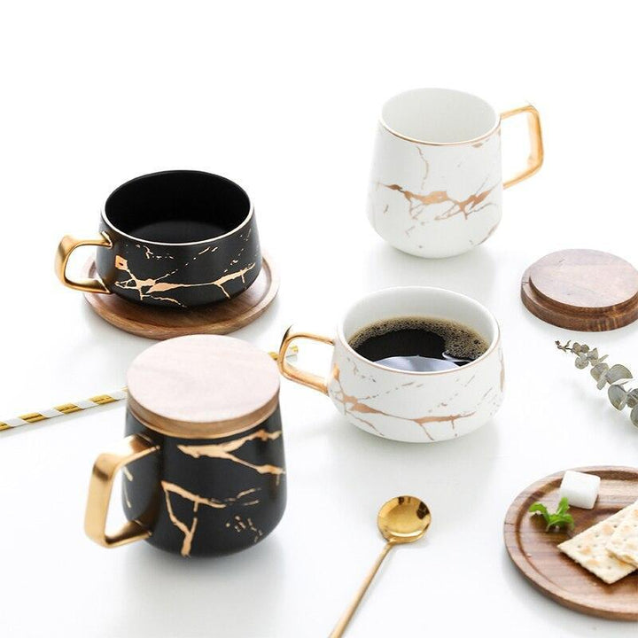 Hochwertige Kintsugi Tasse, handgefertigtes Keramik-Geschirr, schwarz-weiß, mit eleganten Gold-Reparaturen.