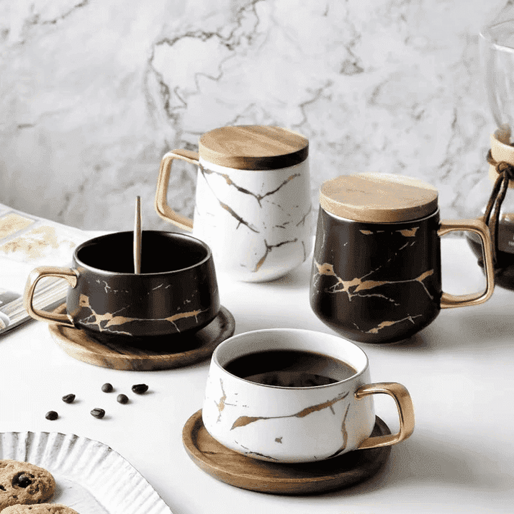 Nordische Kintsugi Keramiktasse als exklusive Geschenkidee. Schwarz-weiß, mit edlen goldenen Kintsugi Linien.