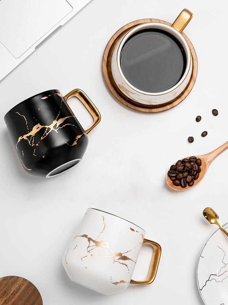 Struktur der Kintsugi Keramik Tasse: Glatte Oberfläche in Schwarz/Weiß, betont durch goldene Bruchlinien.