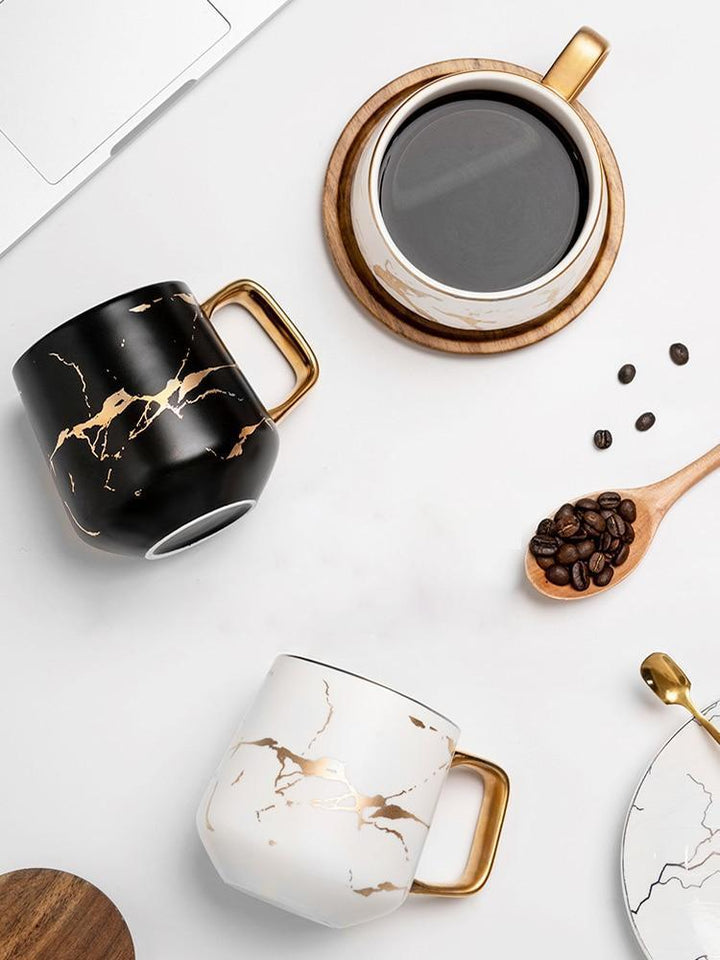 Struktur der Kintsugi Keramik Tasse: Glatte Oberfläche in Schwarz/Weiß, betont durch goldene Bruchlinien.