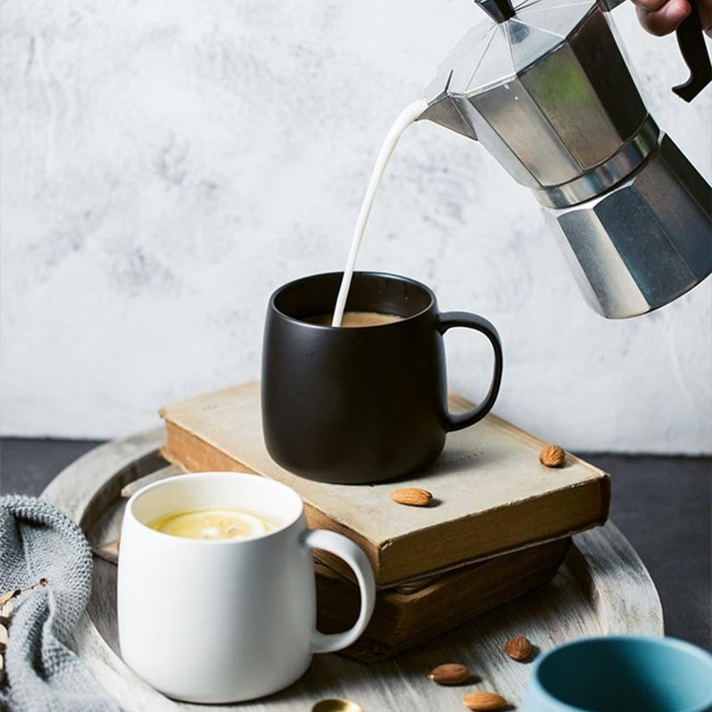 Weiße nordische Kaffeetasse, matt, schlichtes Design, ideal für den täglichen Gebrauch.