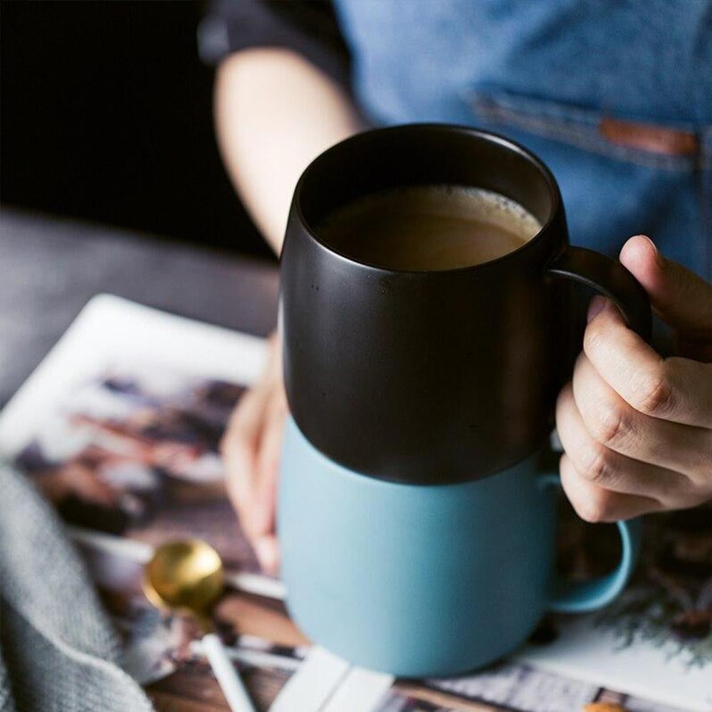 Schwarze matte Keramiktasse im nordischen Stil. Perfekt für Kaffee, Tee, Kakao. Zeitloses Design.
