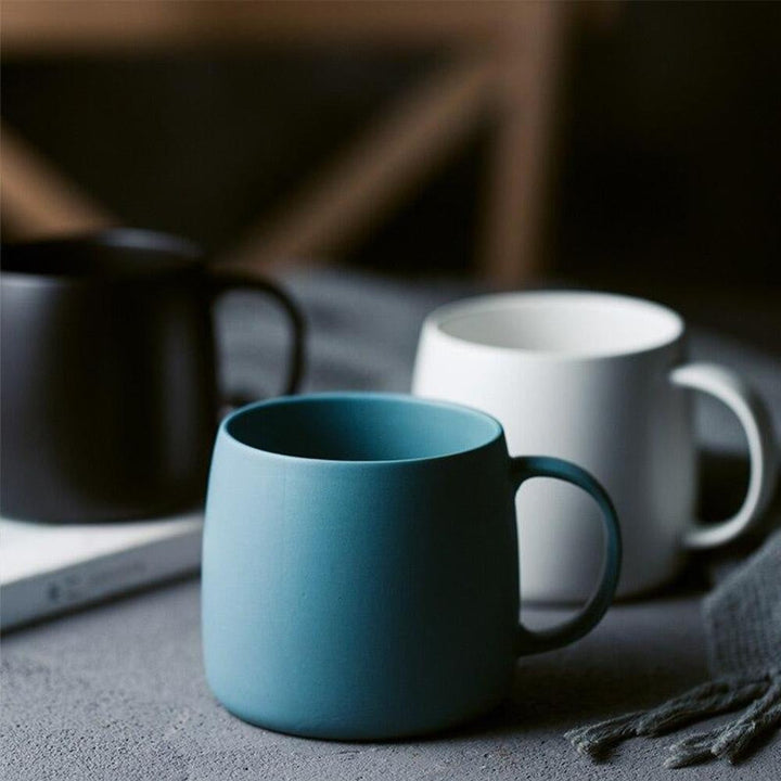 Weiße minimalistische Teetasse aus matter Keramik. Nordischer Stil für entspannte Stunden.