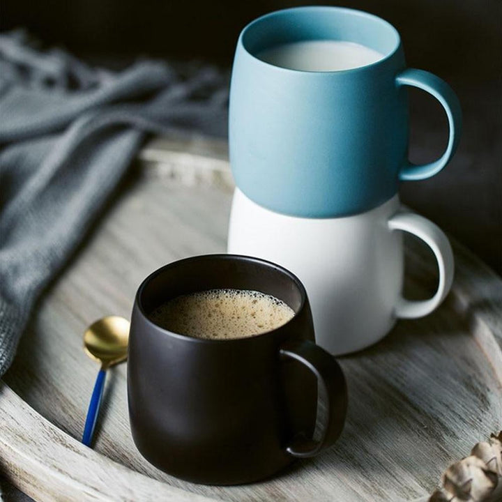 Elegante nordische Teetasse aus matter Keramik. Ideal für stilvolle Momente zu Hause oder im Büro.