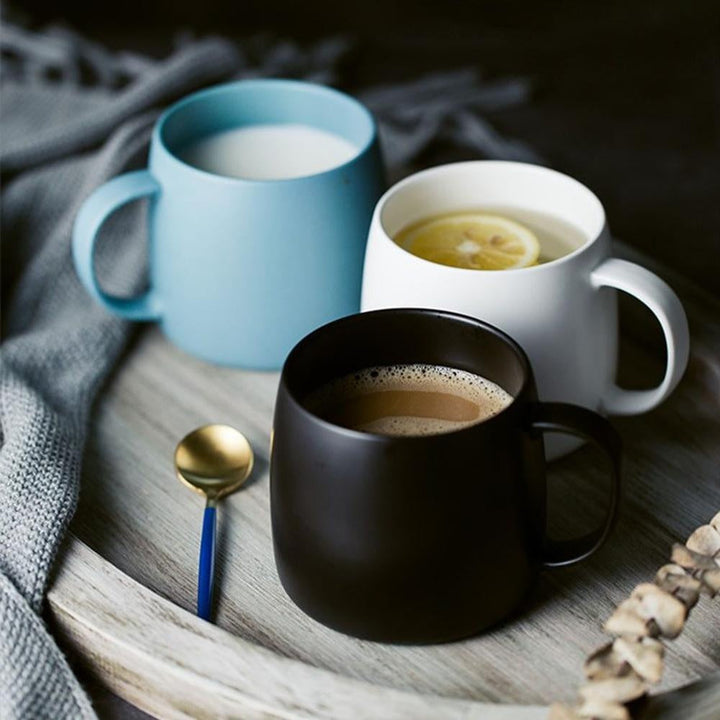 Set aus matten Keramiktassen in Blau, Weiß, Schwarz. Nordisches Design für jede Küche.