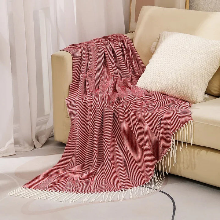 Gemütliche Baumwoll-Sofadecke, gestreift, in nordischem Design. Ideal für entspannte Stunden im Wohnzimmer.