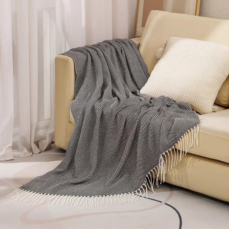 Gestreifte Baumwoll-Bettdecke/Wurfdecke für Schlafzimmer. Nordischer Look & ganzjährige Gemütlichkeit.