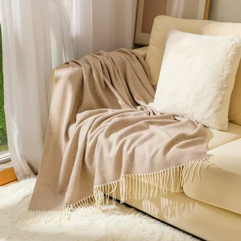 Nordisch inspirierte Baumwollwurfdecke mit Streifen, perfekt als Deko im modernen Wohn- oder Schlafzimmer.
