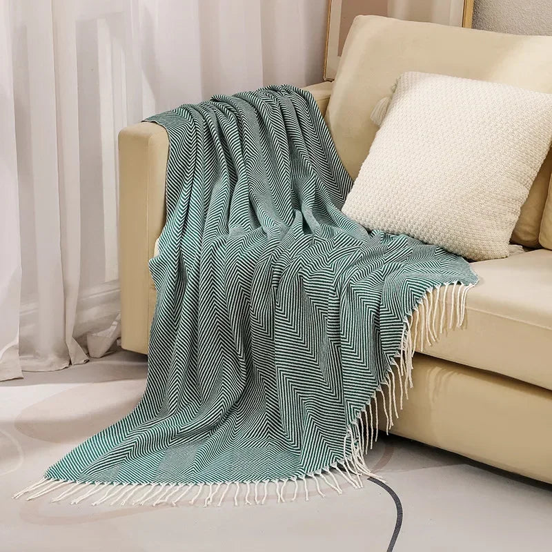 Gestreifte, weiche Baumwoll-Wurfdecke für Sofa und Bett. Bringt nordische Gemütlichkeit in Ihr Zuhause.