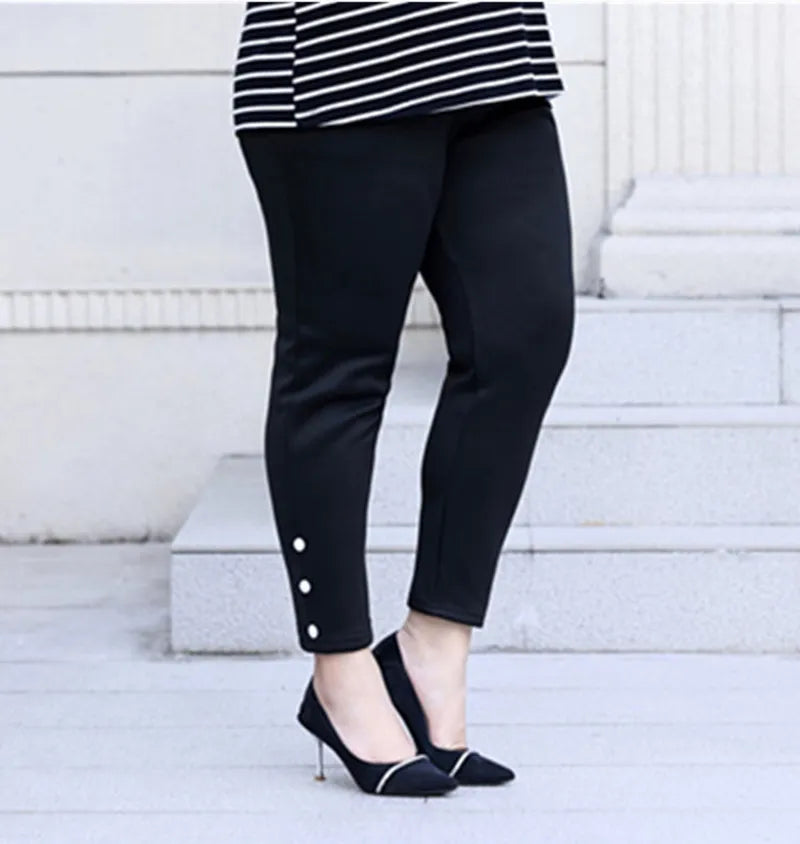 Stilvolle Damen Plus Size Businesshose, elegant und bequem, für einen professionellen Look.