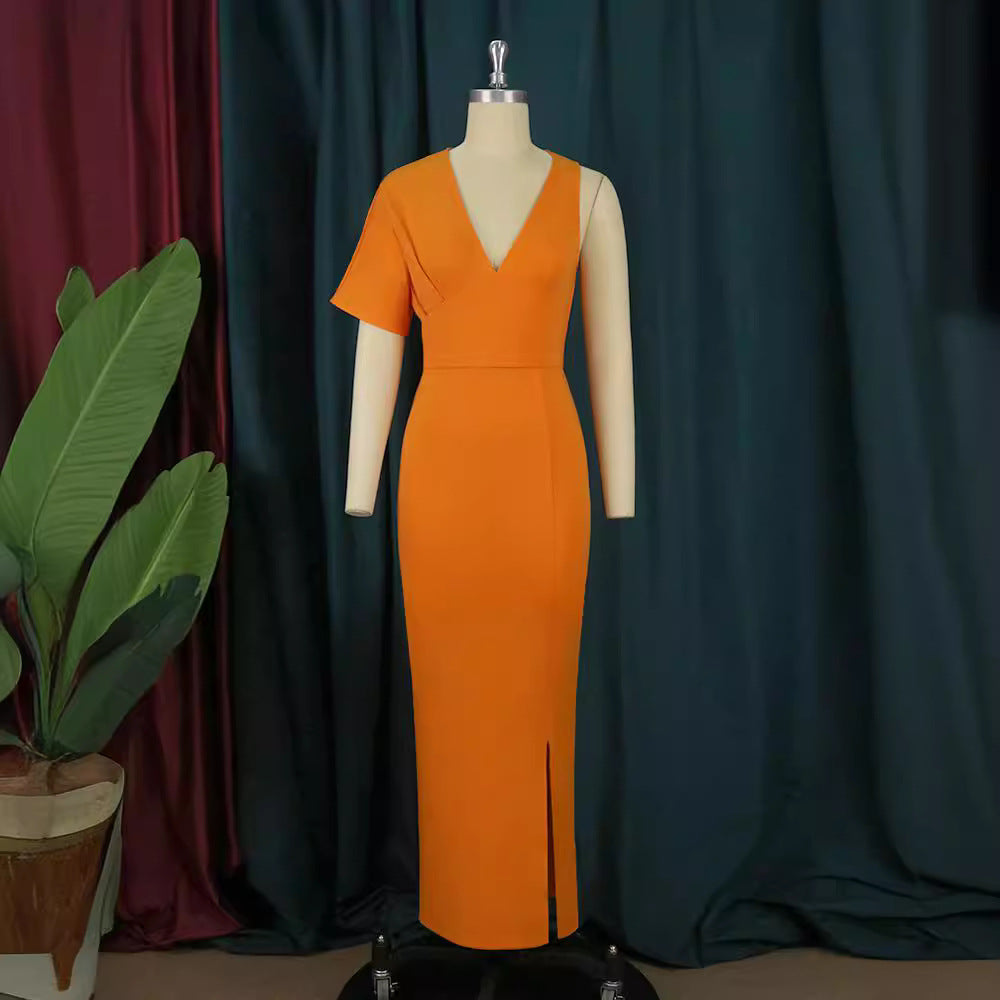 Elegantes orange Damen Maxikleid mit tiefem V-Ausschnitt und femininem Beinschlitz. Perfekt als Abendkleid.