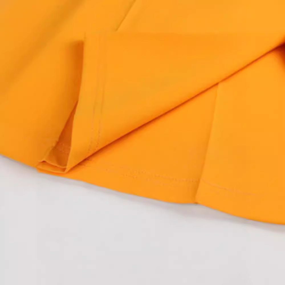 Modell trägt orange Damen Maxikleid mit V-Ausschnitt und Schlitz, figurbetont. Feminin und stilvoll.