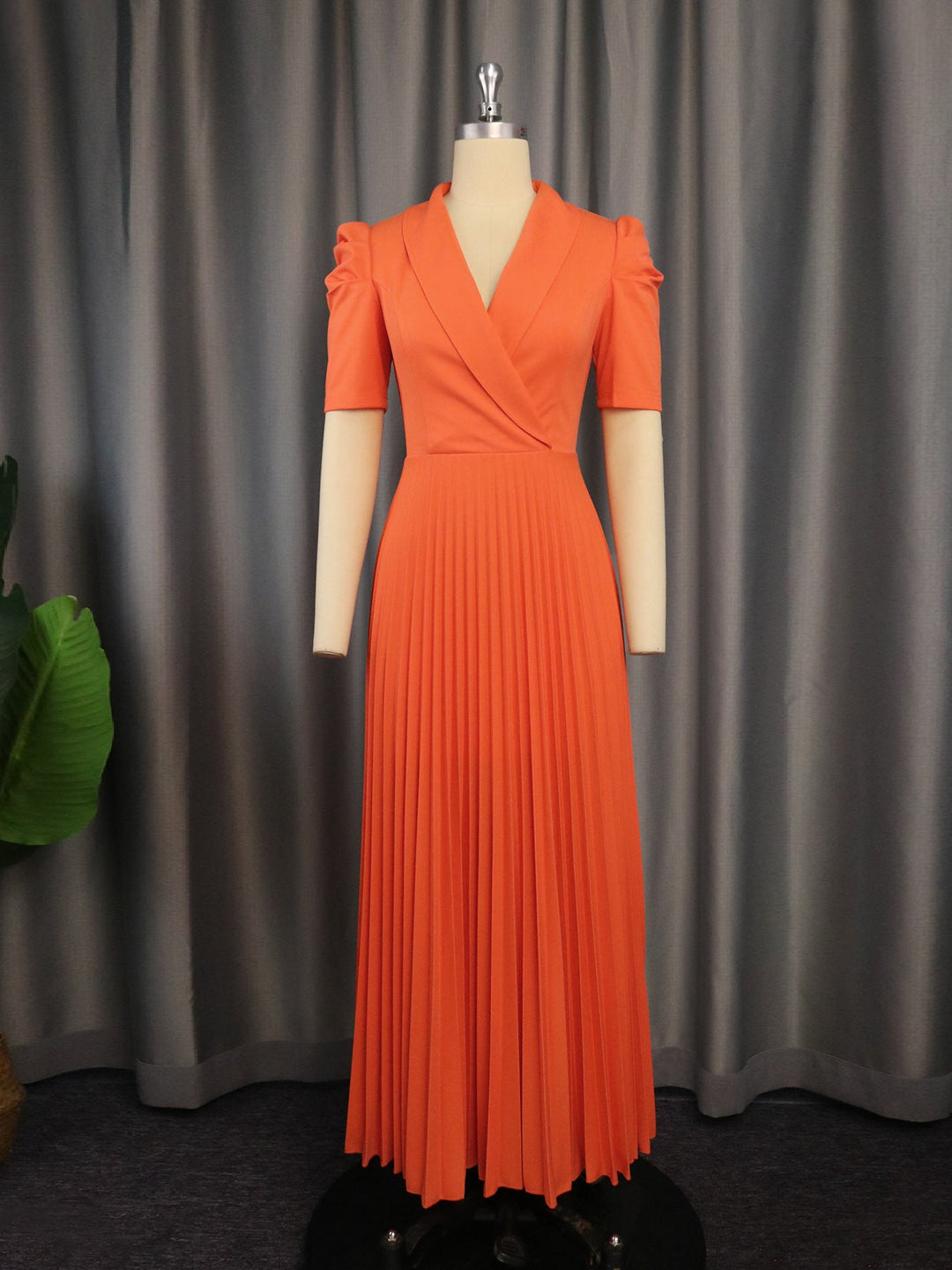 Stilvolles Damen Wickelkleid mit Plissee-Details, charmanten Puffärmeln und V-Ausschnitt, perfekt für Events.