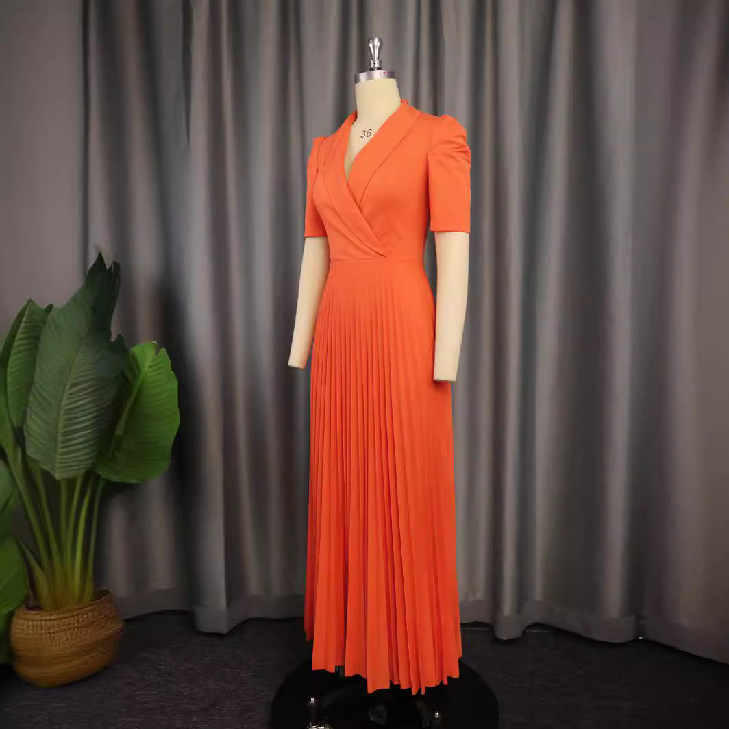 Modisches Wickelkleid in Orange mit femininen Puffärmeln und fließendem Plissee-Rock, perfekt für den Sommer.
