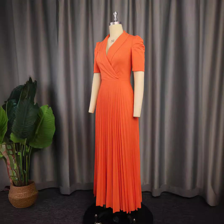 Luftiges Sommerkleid, Wickelkleid mit zartem Plissee und voluminösen Puffärmeln, ideal für Abendveranstaltungen.