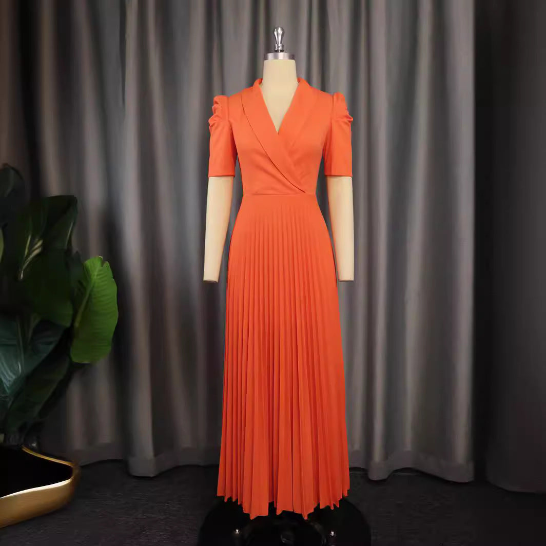 Damen Abendkleid in Orange, Wickelkleid mit taillierter Silhouette, schickem Plissee-Rock und Puffärmeln.