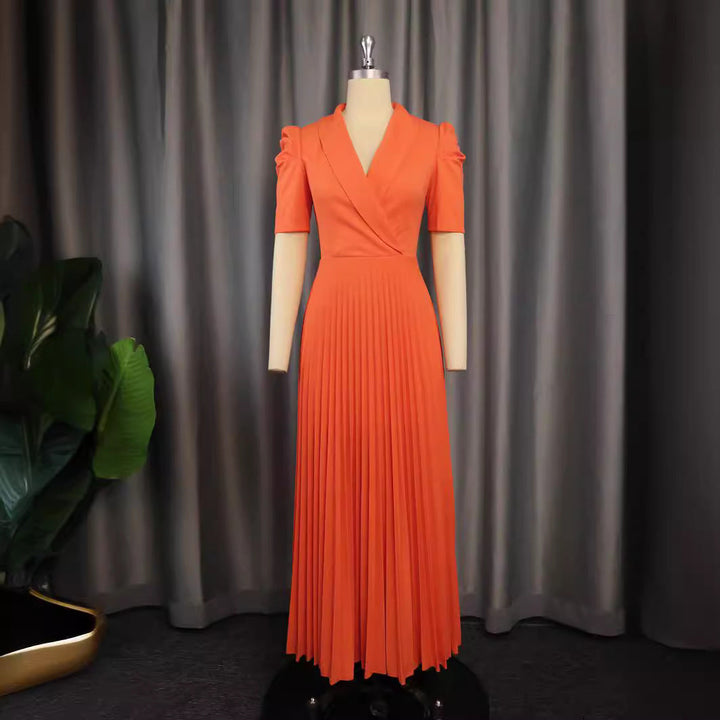 Damen Abendkleid in Orange, Wickelkleid mit taillierter Silhouette, schickem Plissee-Rock und Puffärmeln.