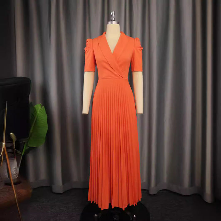 Trendiges Wickelkleid für Damen, elegantes Plissee trifft auf moderne Puffärmel, vielseitig für festliche Tage.