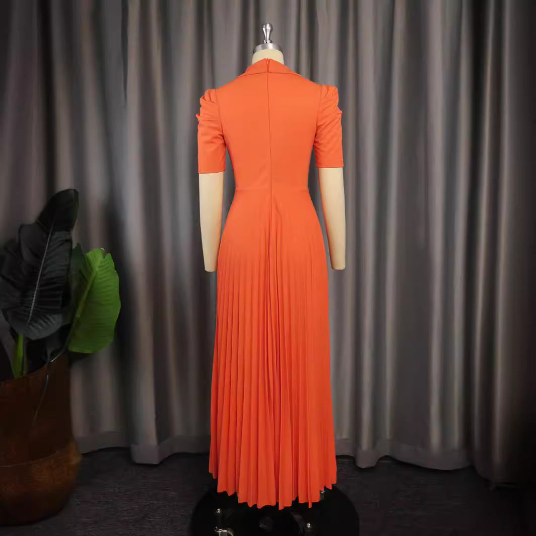 Sophistisches Damen Wickelkleid in leuchtendem Orange, mit Plissee-Rock und femininen Puffärmeln, festlich.