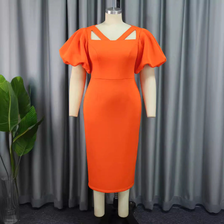 Elegantes, figurbetontes Cocktailkleid für Damen in Orange mit modernen Puffärmeln; stilvoll und weiblich.