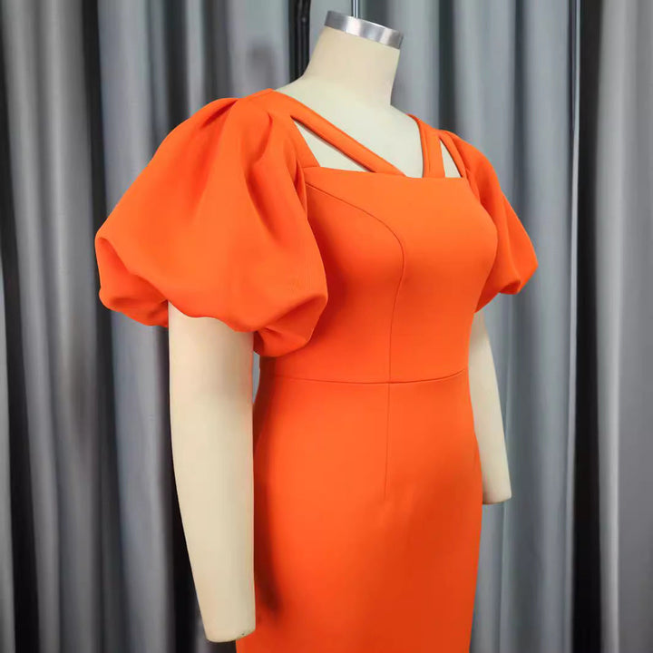 Weibliches, elegantes Abendkleid in Orange mit figurbetonter Passform und einzigartigen Puffärmeln; modern.