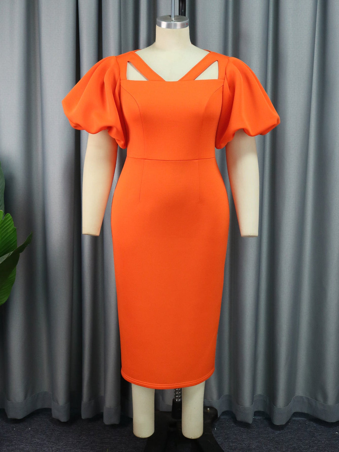 Modisches oranges Damenkleid mit Puffärmeln, perfekt für festliche Anlässe, Abendmode & stilvollen Auftritt.