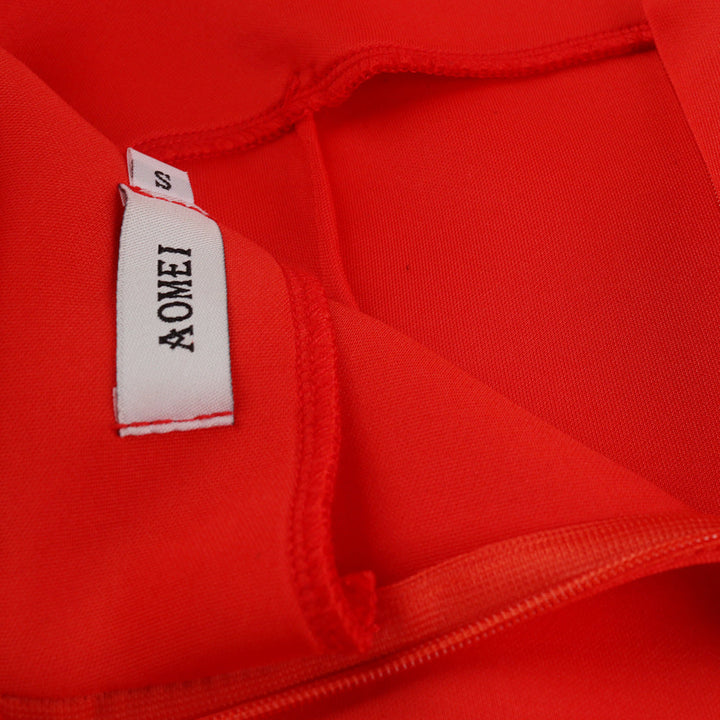 Modernes orangerotes Abendkleid für Damen, figurbetont mit raffinierten Rüschen, sehr elegant.