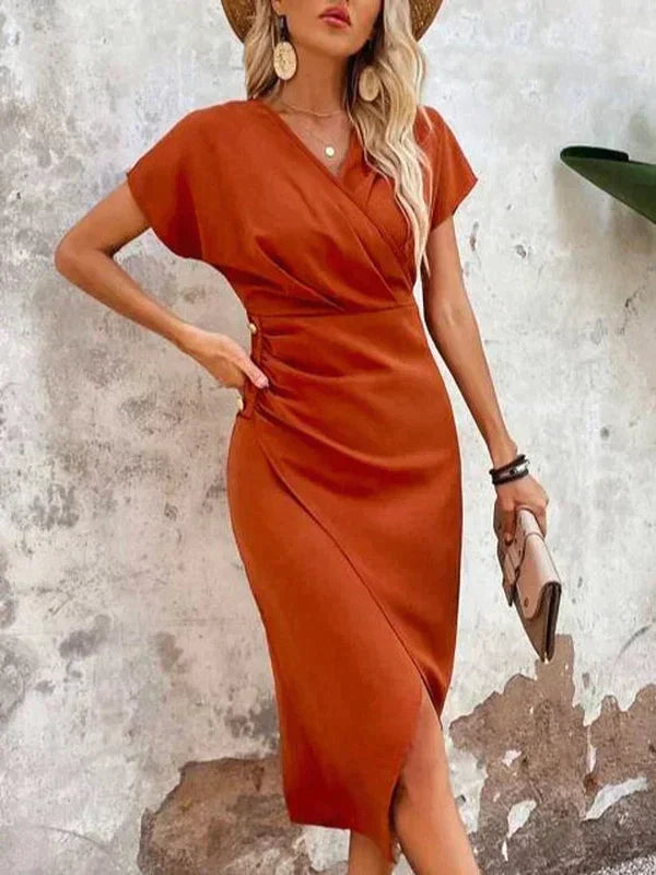 Vielseitiges oranges Damenkleid: Midikleid mit V-Ausschnitt. Ideal für elegante Sommer-, Freizeit- und Abendlooks.